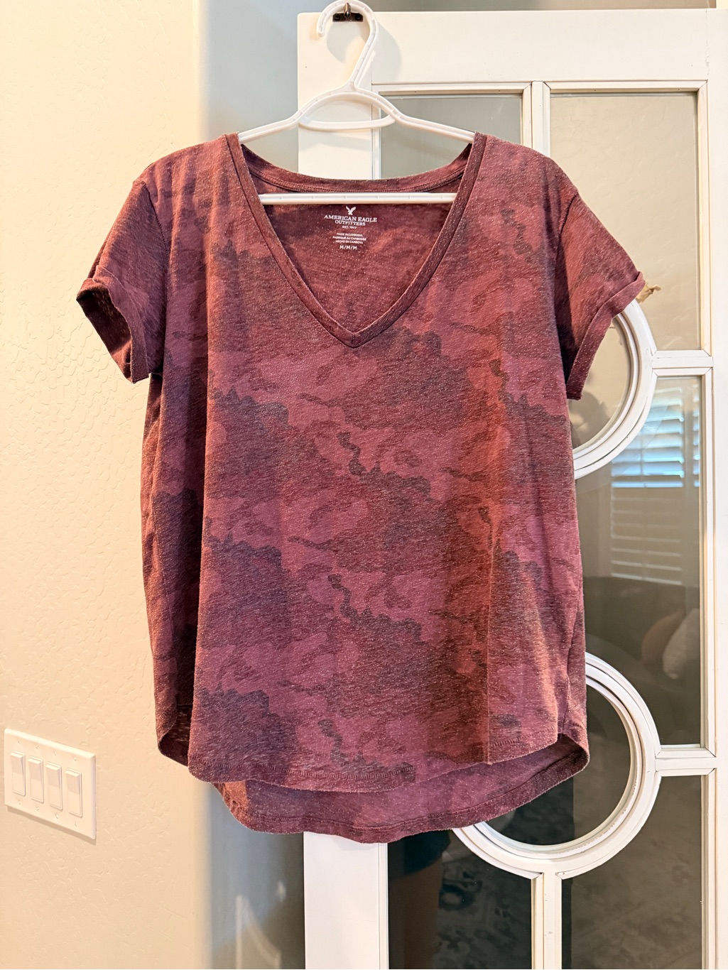 American Eagle Outfitters Mauve Camo V-Neck Short Sleeve Top